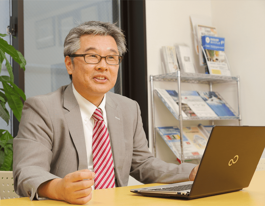 デスクで相談に応じるすずらん総合マネジメントの税理士